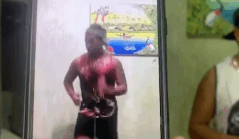 Driblando a crise, professor oferece aulas de ginástica aeróbica pela Internet