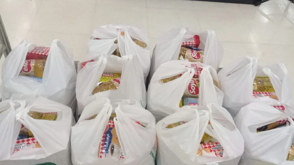 Rede de supermercados doa mil cestas básicas para instituições de assistência social e secretaria do governo do AM