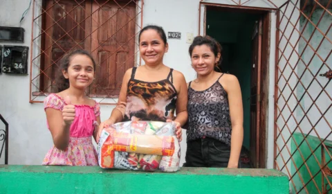 Merenda em Casa: ‘Isso aqui é uma benção!’, diz mãe ao receber o kit de alimentação escolar da filha