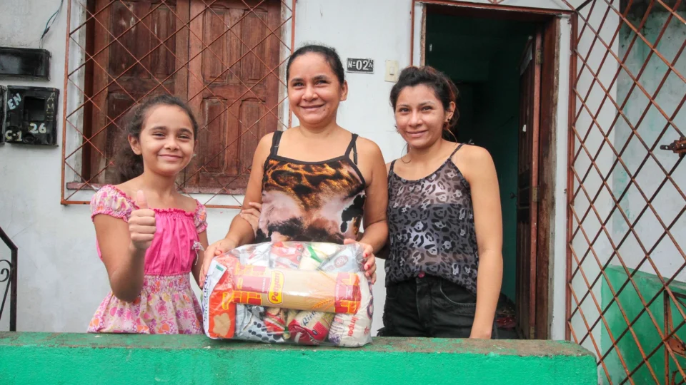 Merenda em Casa: ‘Isso aqui é uma benção!’, diz mãe ao receber o kit de alimentação escolar da filha