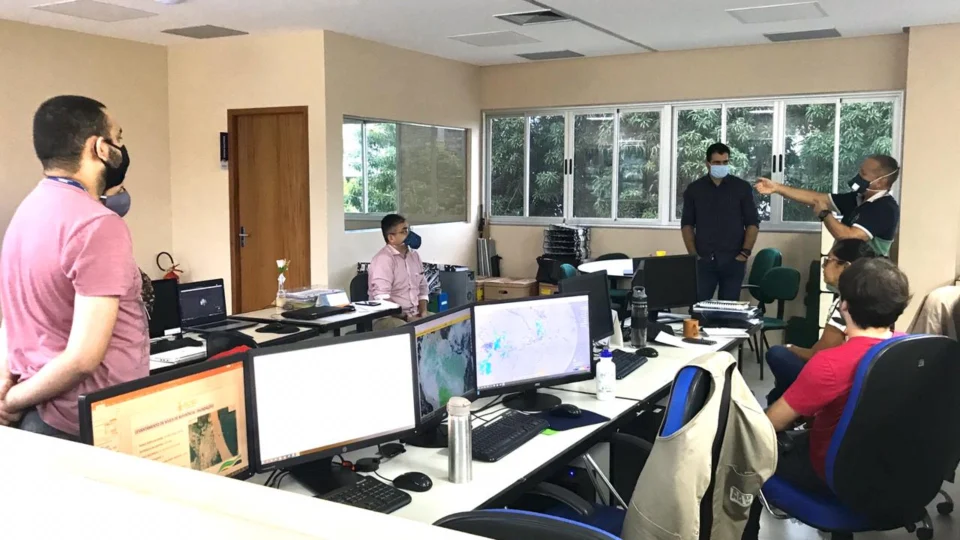 Sala de monitoramento é restabelecida para combater desmatamento ilegal e queimadas no Amazonas