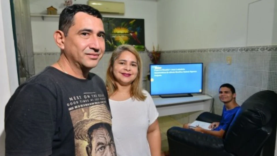 Governo Federal segue modelo implantado no Amazonas que trabalha na regulamentação de aulas em casa