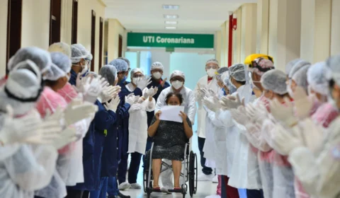 Idosa de 71 anos é a primeira paciente de Covid-19 a ganhar alta, do Hospital de Retaguarda da Nilton Lins