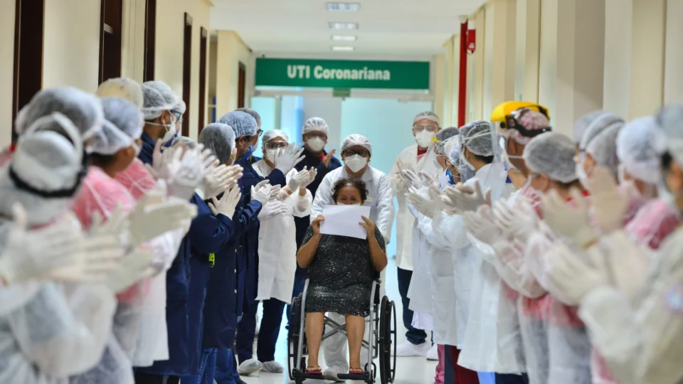 Idosa de 71 anos é a primeira paciente de Covid-19 a ganhar alta, do Hospital de Retaguarda da Nilton Lins