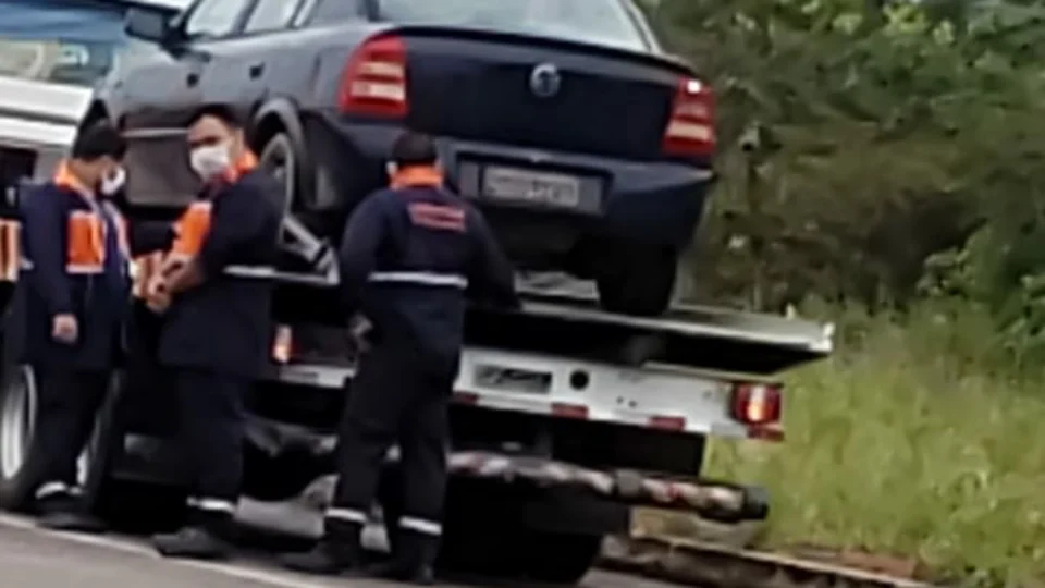 Motorista transportando passageiros é detido por agentes do Detran-AM na rodovia AM-070