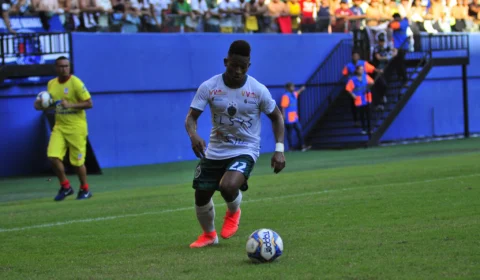 Vitinho, jogador do Manaus FC, volta à capital amazonense e aguarda definição sobre seu futuro