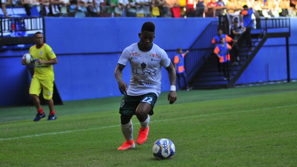 Vitinho, jogador do Manaus FC, volta à capital amazonense e aguarda definição sobre seu futuro