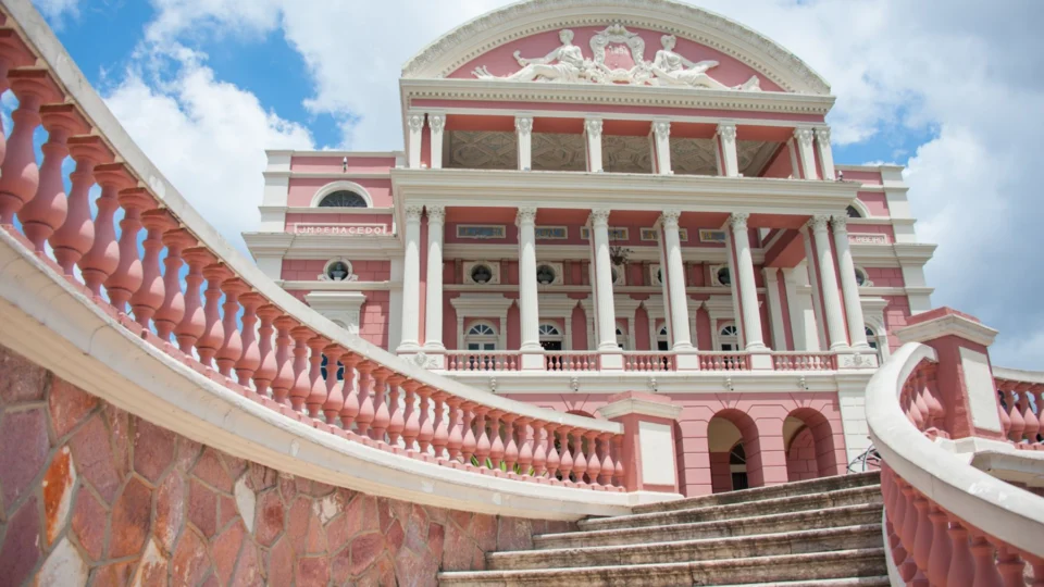 Teatro Amazonas recebe doações para famílias em situação de vulnerabilidade