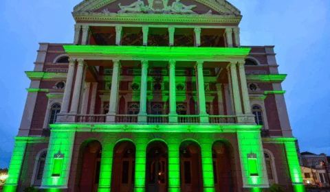 Teatro Amazonas ganha iluminação especial no combate à Covid-19