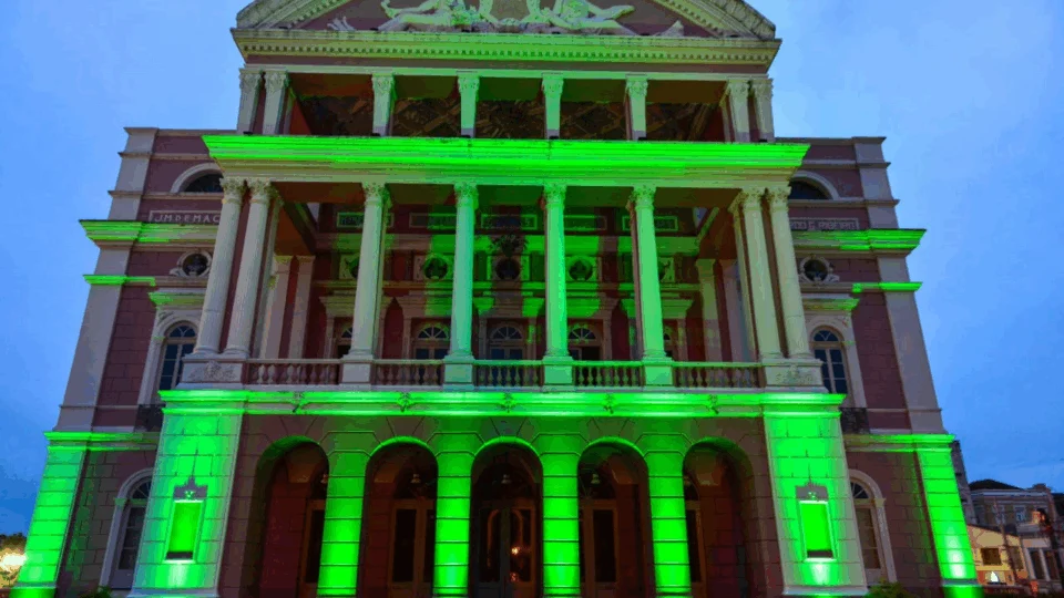 Teatro Amazonas ganha iluminação especial no combate à Covid-19