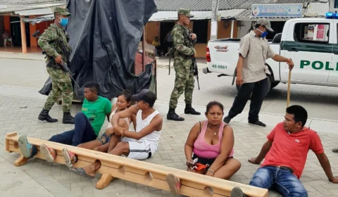 Na Colômbia, quem não cumpre quarentena é preso pelas pernas na rua