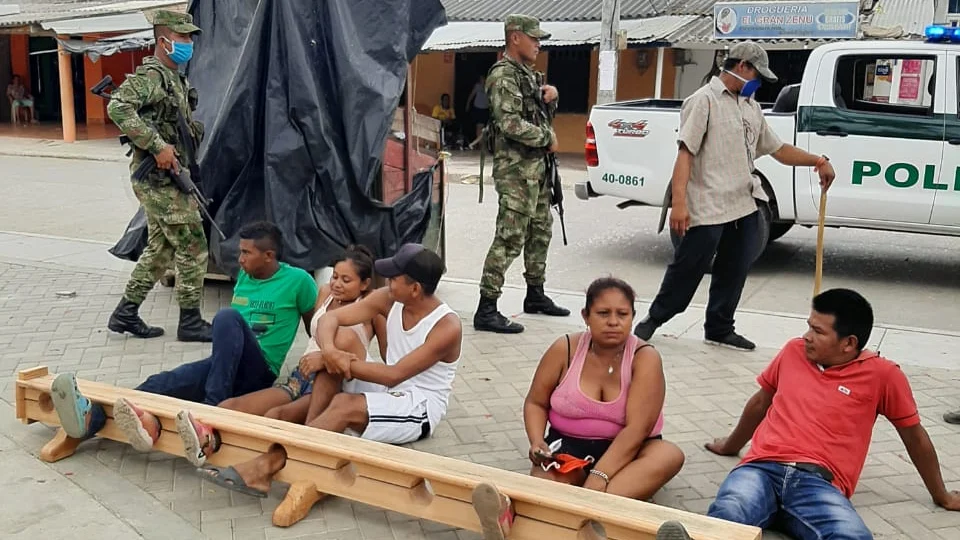 Na Colômbia, quem não cumpre quarentena é preso pelas pernas na rua