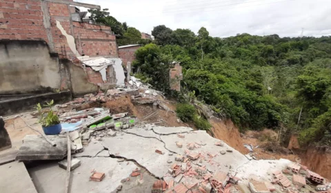 Vídeo: residência desaba após forte chuva no bairro Mauazinho
