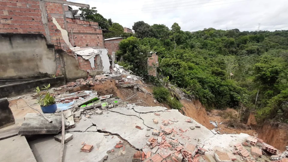 Vídeo: residência desaba após forte chuva no bairro Mauazinho