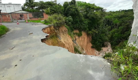 Deslizamento de terra ameaça moradores do Nova Cidade e correm risco de vida