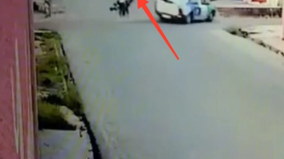 Vídeo: veja o momento em que viatura da PM atinge motoqueiro durante perseguição