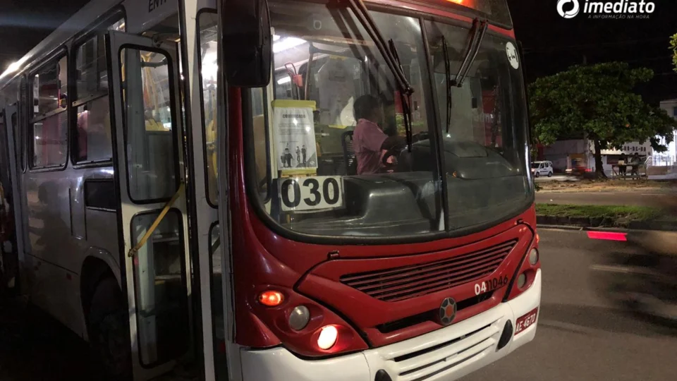 Bandidos aterrorizam passageiros da linha 030 durante assalto