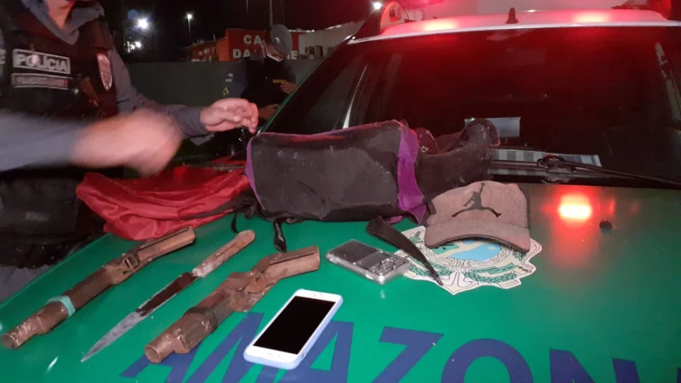 Três homens são presos em boca de fumo após assaltarem ônibus da linha 307, na zona Norte