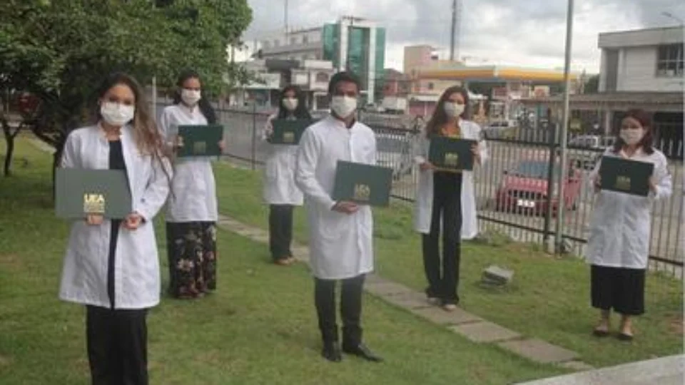 Alunos de Farmácia e Enfermagem colam grau para ajudar no enfrentamento à Covid-19