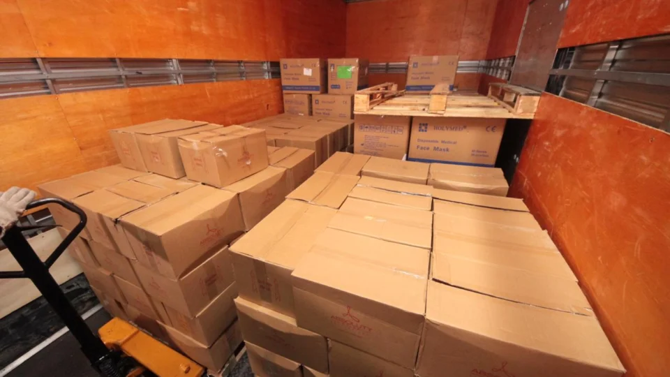 Hospital Albert Einstein doa 24 mil litros de álcool em gel e cem mil máscaras para o estado do Amazonas