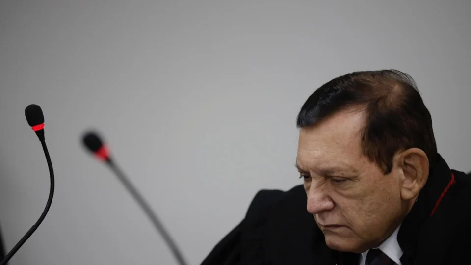 Justiça estabelece multas de quase meio milhão à Prefeitura e prefeito de Itacoatiara por demora no cumprimento de decisão judicial