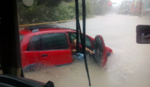 Chuva causa alagamentos e transtornos em diversos pontos de Manaus neste sábado (25)