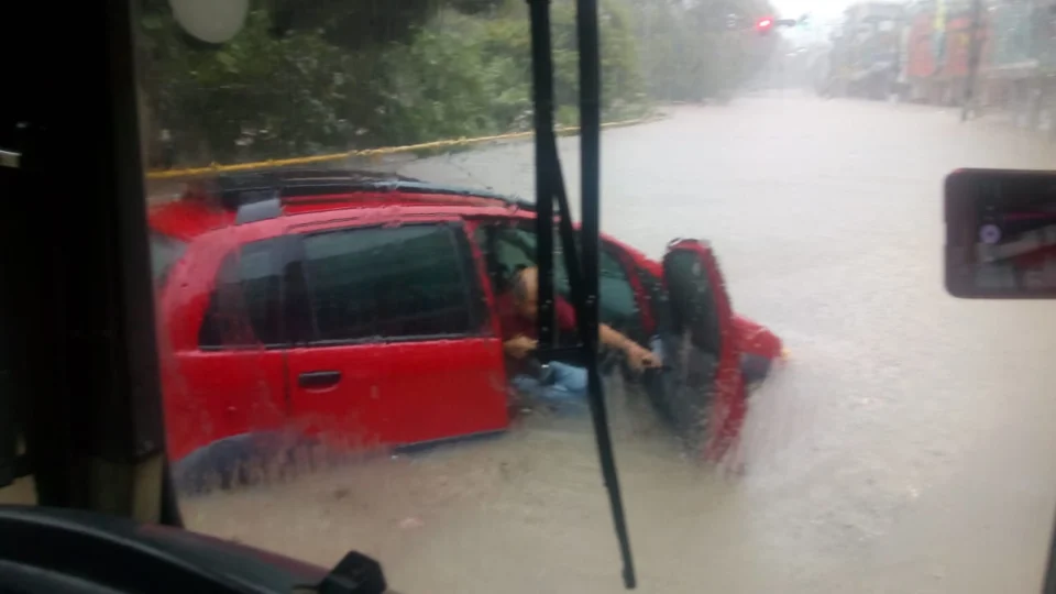Chuva causa alagamentos e transtornos em diversos pontos de Manaus neste sábado (25)