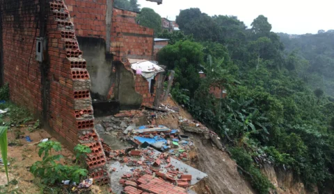 Chuva forte volta a causar transtornos e estragos em várias partes de Manaus