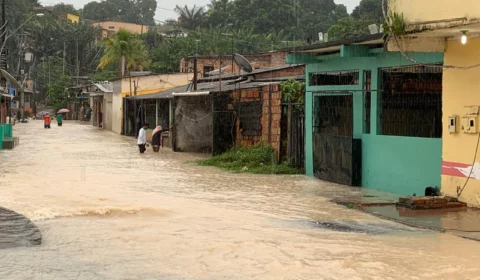 Igarapés transbordam e comunidades ficam debaixo d’água na zona Leste