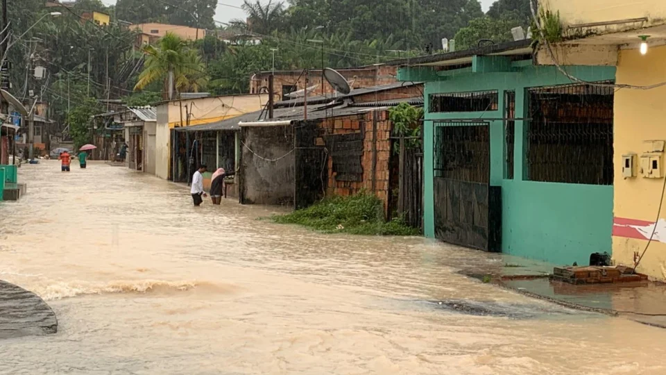 Igarapés transbordam e comunidades ficam debaixo d’água na zona Leste