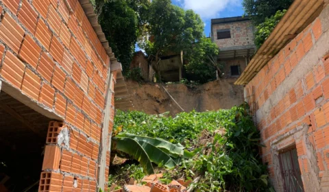Famílias pedem ajuda após deslizamento de barranco em comunidade na zona Leste