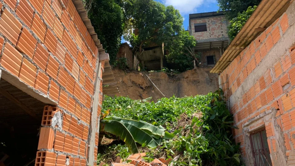 Famílias pedem ajuda após deslizamento de barranco em comunidade na zona Leste