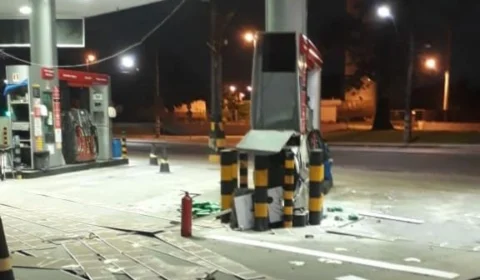 Assaltantes fazem motorista de app de refém e explodem cofre de posto de gasolina, no Novo Israel