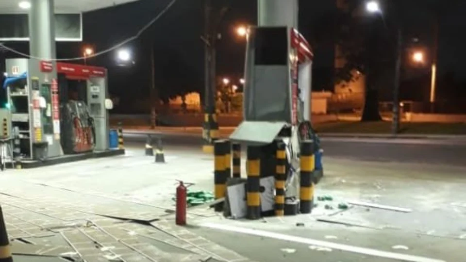 Assaltantes fazem motorista de app de refém e explodem cofre de posto de gasolina, no Novo Israel