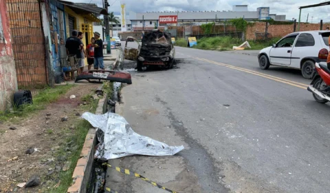 Populares incendeiam carro que atropelou jovem de 17 anos. Veja vídeo!