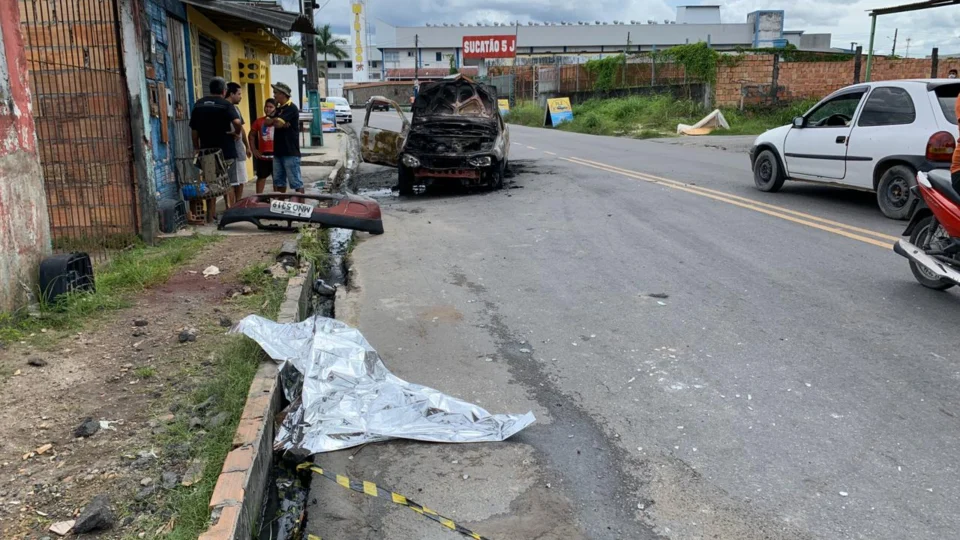 Populares incendeiam carro que atropelou jovem de 17 anos. Veja vídeo!