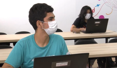 Professores e alunos da UEA atendem população virtualmente sobre Covid-19