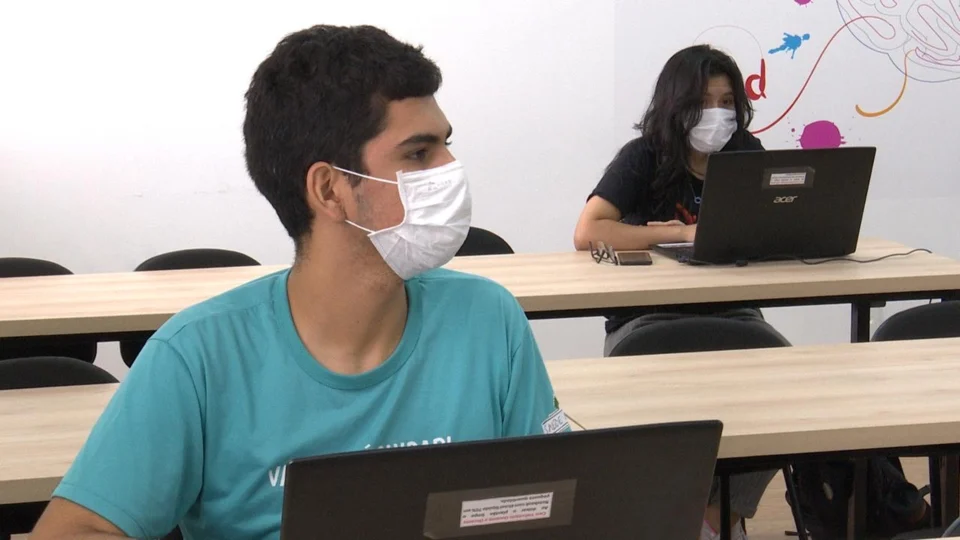 Professores e alunos da UEA atendem população virtualmente sobre Covid-19