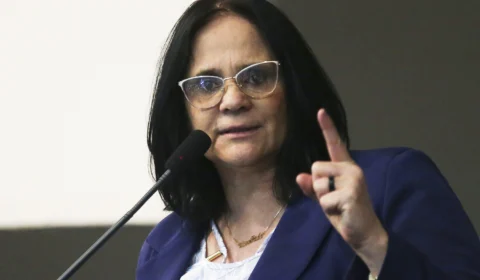 Coronavírus: Ministra Damares Alves chega a Manaus para tratar medidas de saúde indígena durante pandemia