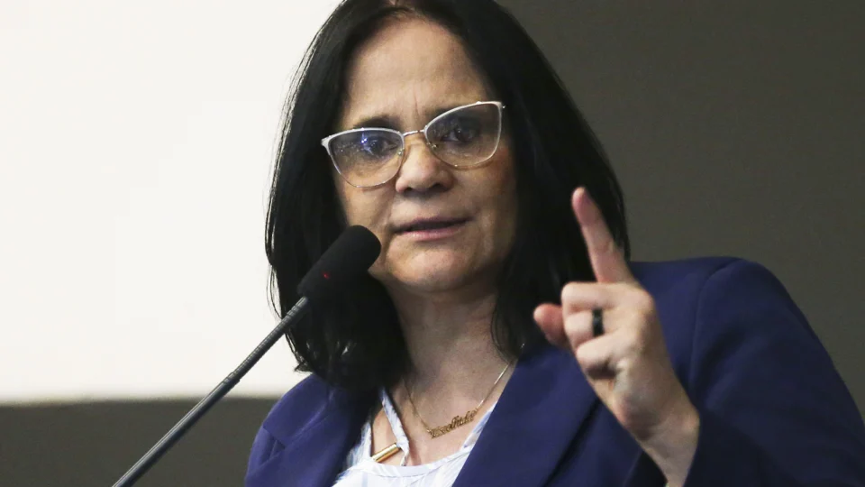 Coronavírus: Ministra Damares Alves chega a Manaus para tratar medidas de saúde indígena durante pandemia