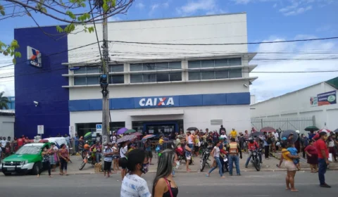 Revoltados, beneficiários do auxílio emergencial protestam por falta de atendimento, na Caixa Econômica