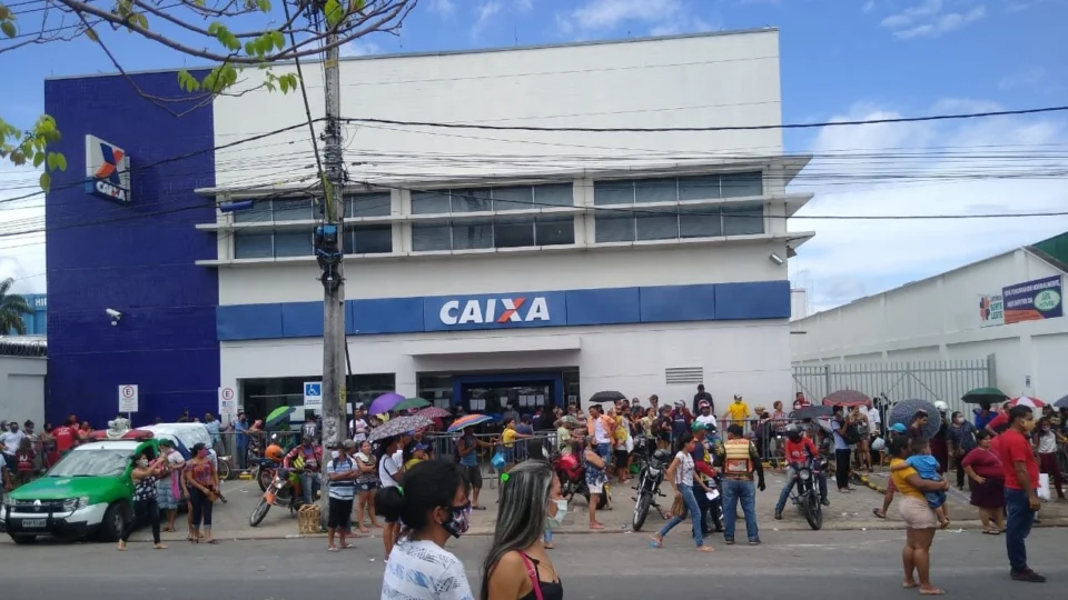 Revoltados, beneficiários do auxílio emergencial protestam por falta de atendimento, na Caixa Econômica