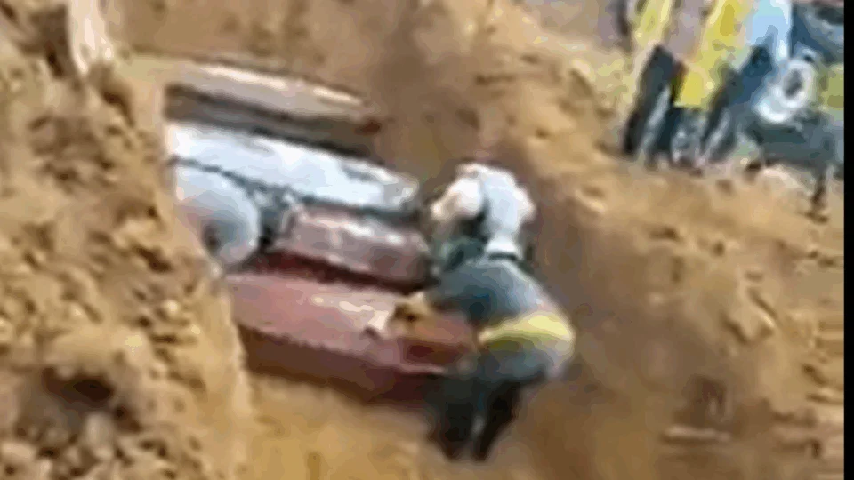 Vídeo mostra enterro coletivo no cemitério Parque Tarumã