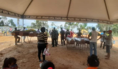 Prefeitura não prepara cemitérios para Covid-19 e corpos agora vão ser enterrados, um em cima do outro