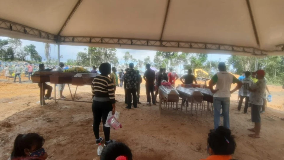 Prefeitura não prepara cemitérios para Covid-19 e corpos agora vão ser enterrados, um em cima do outro