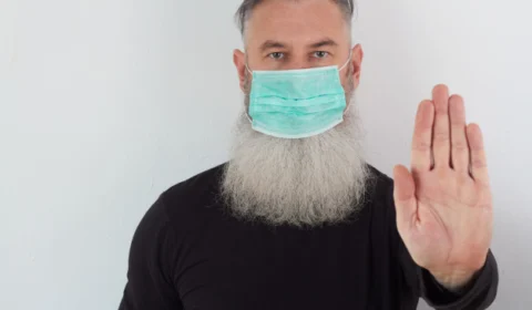 Covid-19: barba dificulta vedação de máscaras, diz infectologista