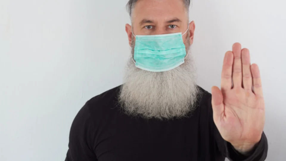 Covid-19: barba dificulta vedação de máscaras, diz infectologista