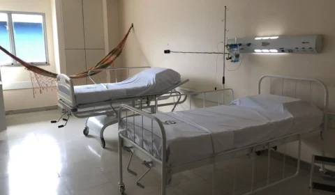 Número de pacientes internado por causa da Covid-19 reduziu 50% no AM