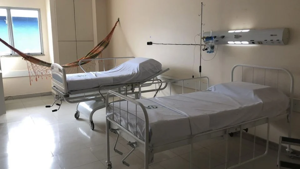 Número de pacientes internado por causa da Covid-19 reduziu 50% no AM