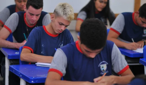 Seduc-AM orienta estudantes para mudanças no calendário do Enem